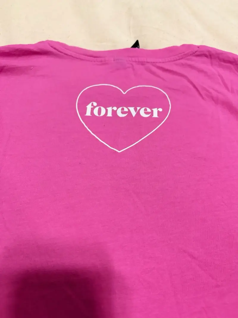 Polera rosa con estampado 'Friends' - 3