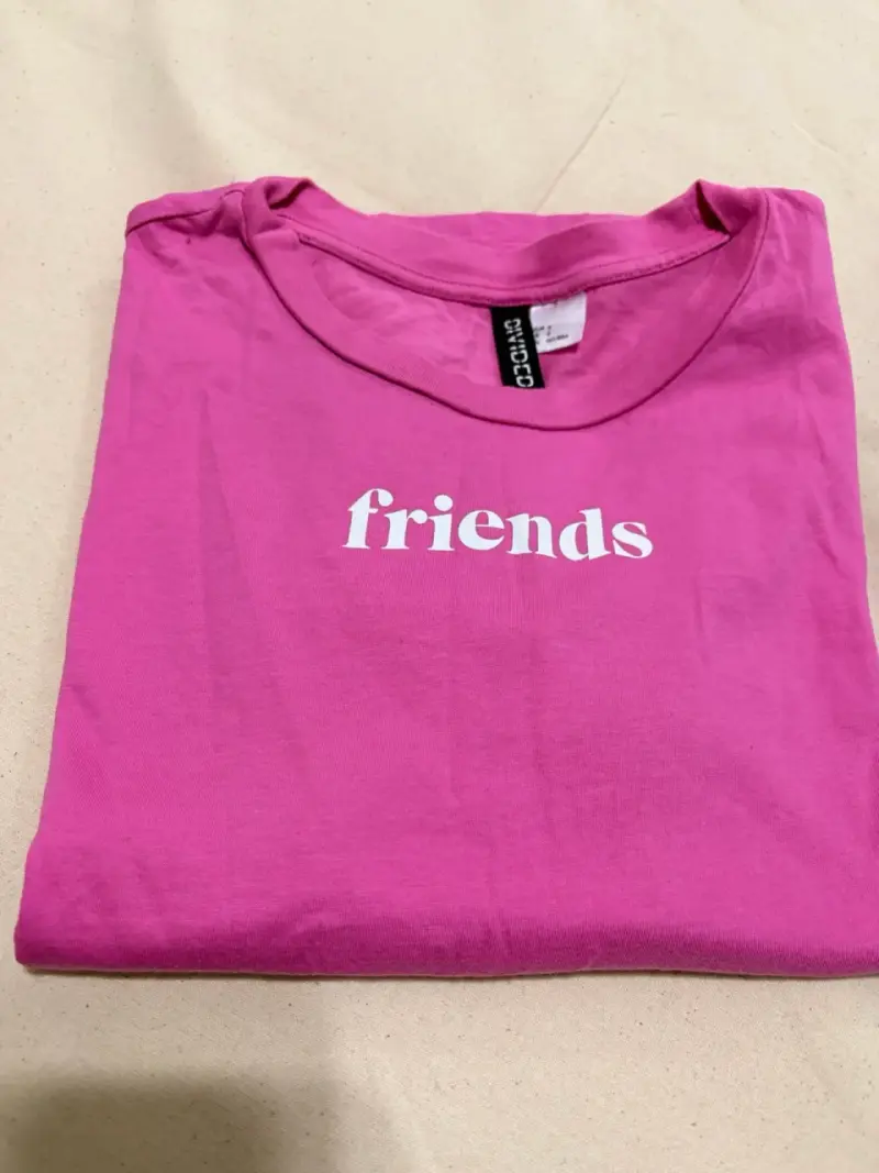 Polera rosa con estampado 'Friends' - 4