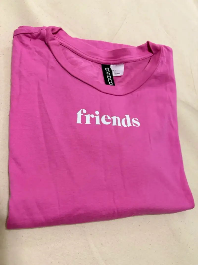 Polera rosa con estampado 'Friends' - 5