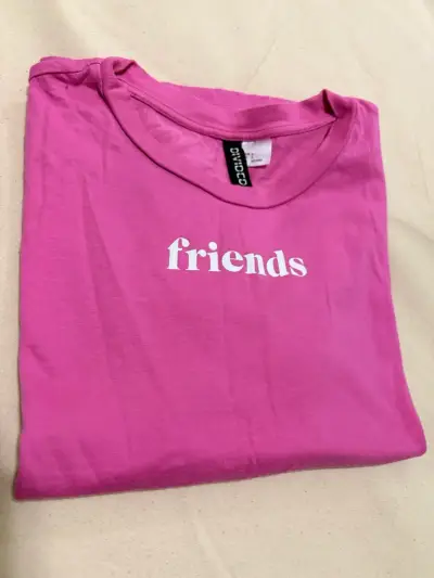 Polera rosa con estampado 'Friends' - miniatura 5