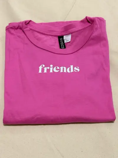 Polera rosa con estampado 'Friends' - miniatura 6
