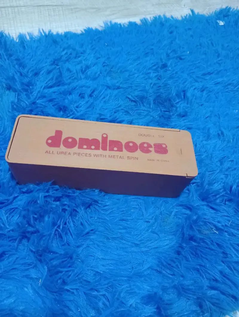 Juego de dominó doble seis con caja