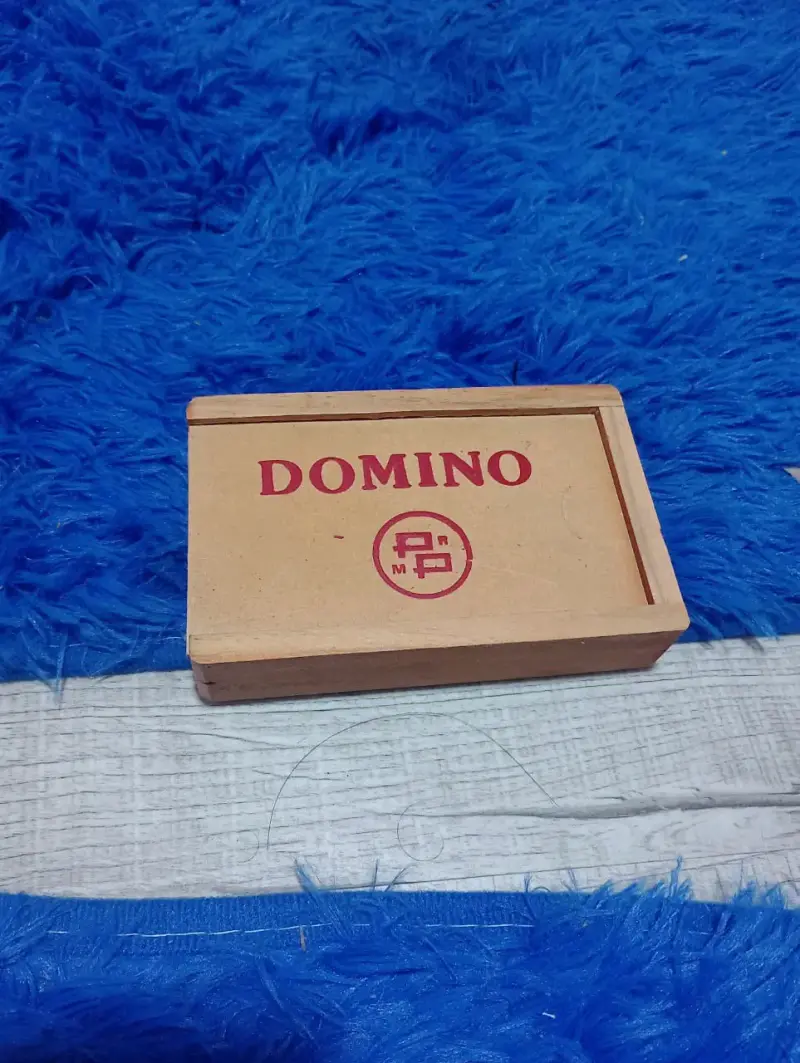 Juego de dominó en caja de madera