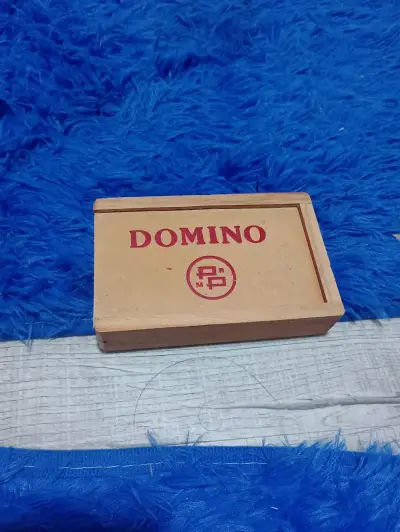 Juego de dominó en caja de madera - miniatura 1