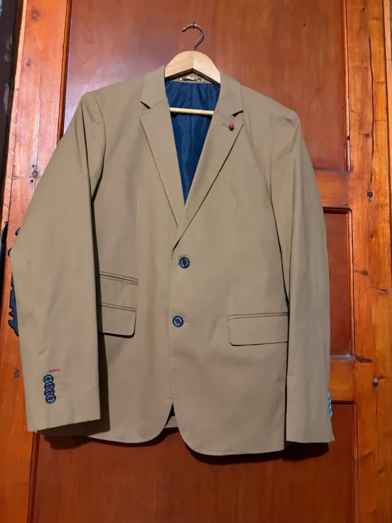 Blazer beige para hombre con detalle en solapa - 1