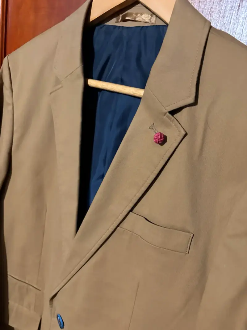Blazer beige para hombre con detalle en solapa - 2