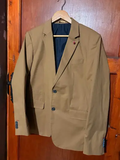 Blazer beige para hombre con detalle en solapa - miniatura 3
