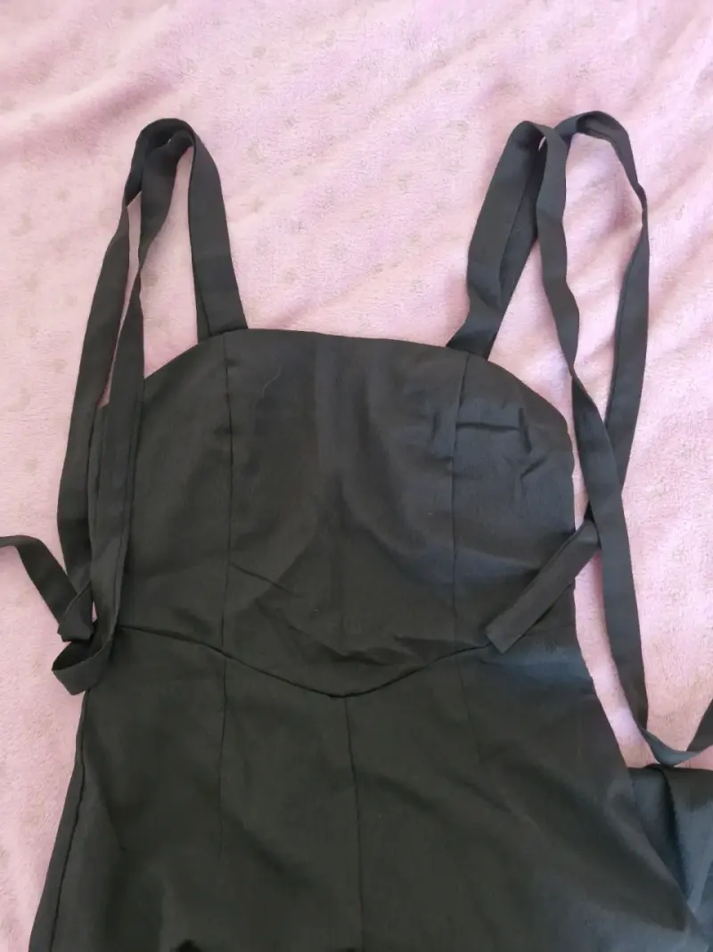 Enterizo negro con tirantes ajustables