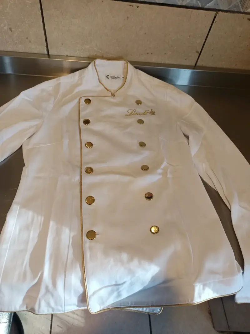 Chaqueta de Chef Blanca con Botones Dorados - 4