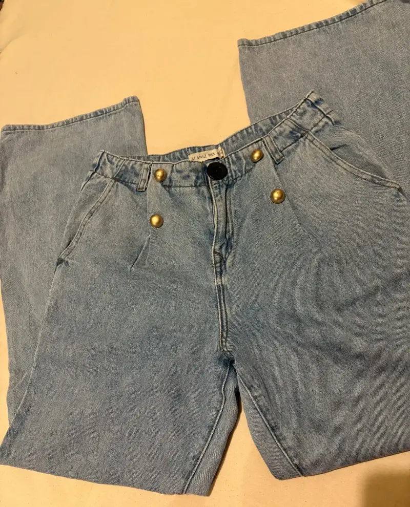 Jeans de mezclilla azul claro con botones dorados Alaniz - 1