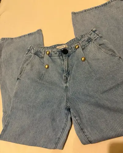 Jeans de mezclilla azul claro con botones dorados Alaniz - miniatura 1