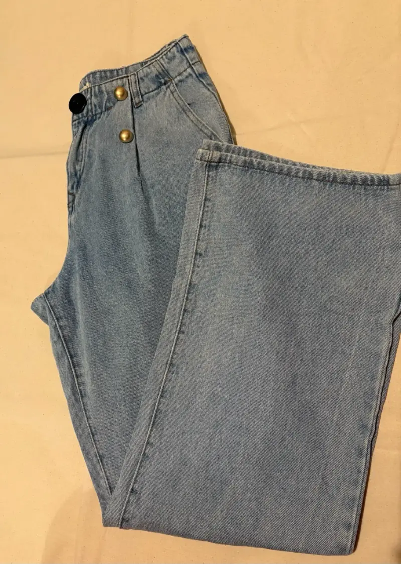 Jeans de mezclilla azul claro con botones dorados Alaniz - 2