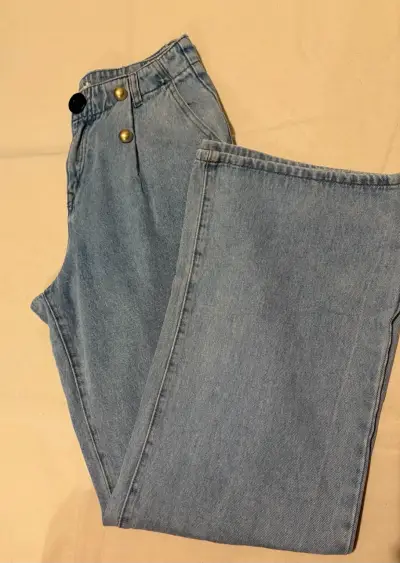 Jeans de mezclilla azul claro con botones dorados Alaniz - miniatura 2