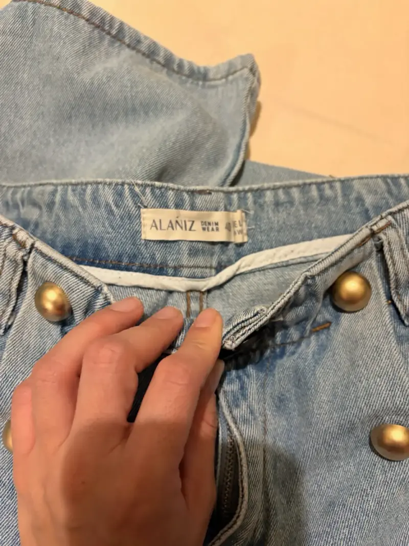 Jeans de mezclilla azul claro con botones dorados Alaniz - 3