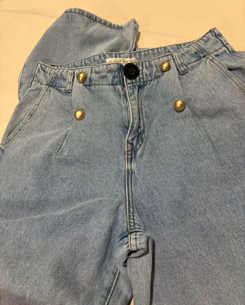 Jeans de mezclilla azul claro con botones dorados Alaniz - 4