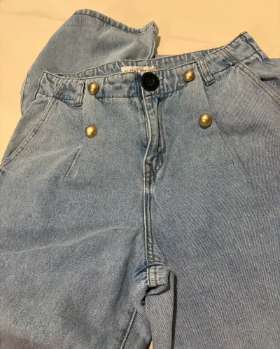 Jeans de mezclilla azul claro con botones dorados Alaniz - miniatura 4