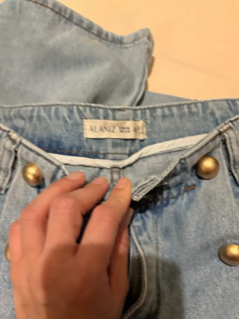Jeans de mezclilla azul claro con botones dorados Alaniz - 5
