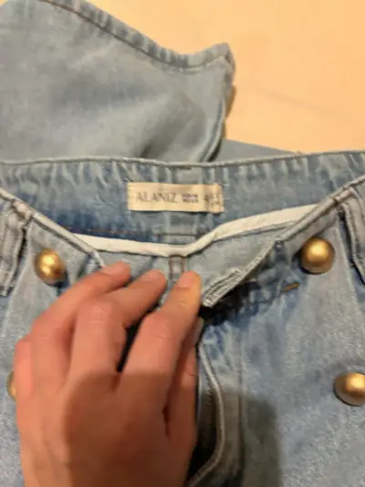 Jeans de mezclilla azul claro con botones dorados Alaniz - miniatura 5