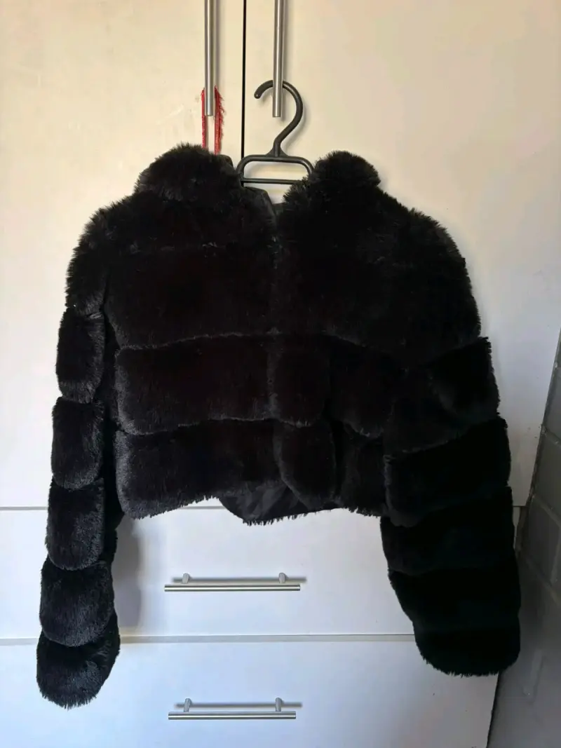 Chaqueta de piel sintética negra con capucha - 1