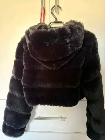 Chaqueta de piel sintética negra con capucha - miniatura 2