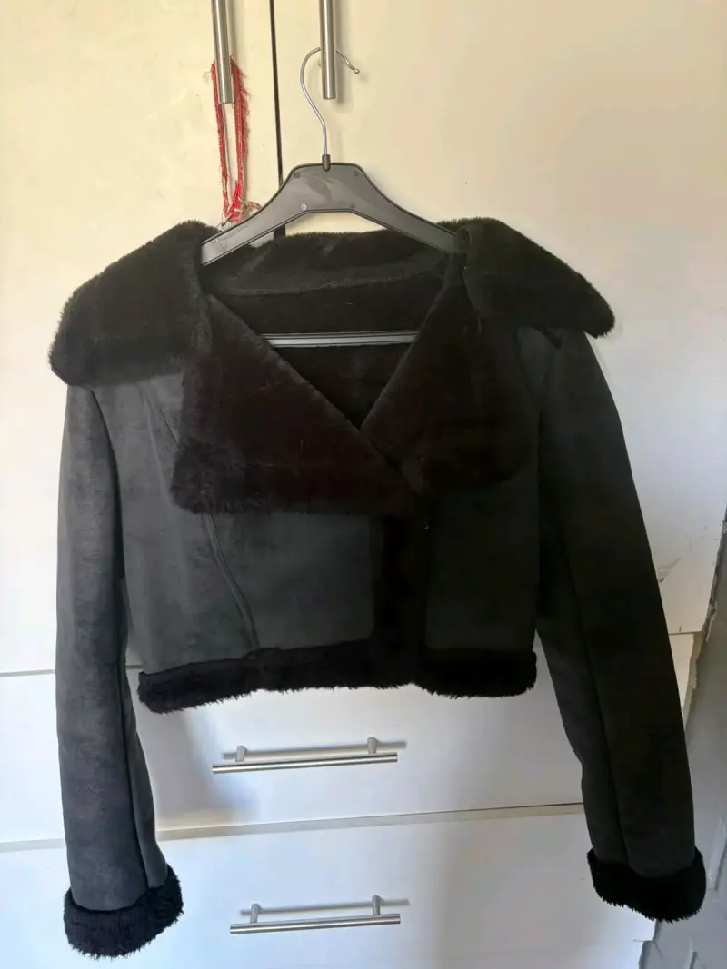 Chaqueta corta de piel sintética negra