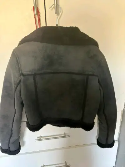 Chaqueta corta de piel sintética negra - miniatura 2