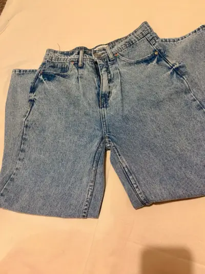 Jeans de mezclilla azul claro para mujer - miniatura 1