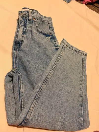 Jeans de mezclilla azul claro para mujer - miniatura 2