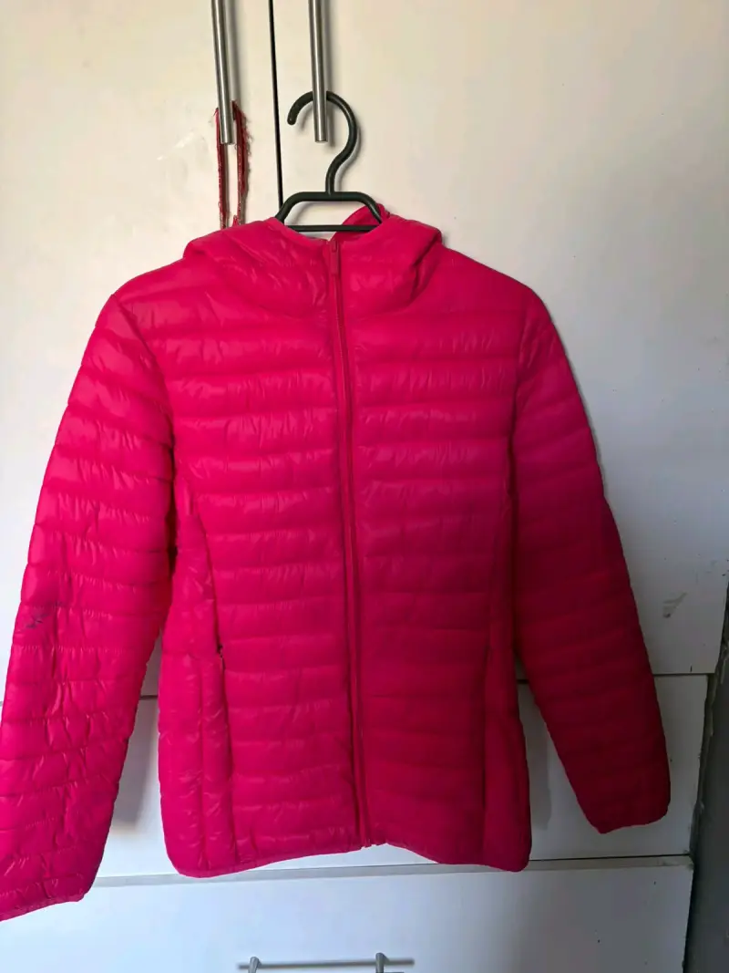 Chaqueta acolchada fucsia con capucha para mujer