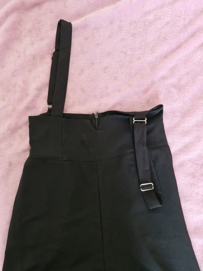 Pantalón negro con tirantes ajustables