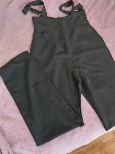 Pantalón negro con tirantes ajustables - miniatura 2