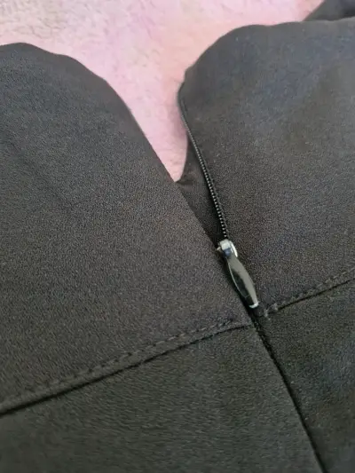 Pantalón negro con tirantes ajustables - miniatura 3