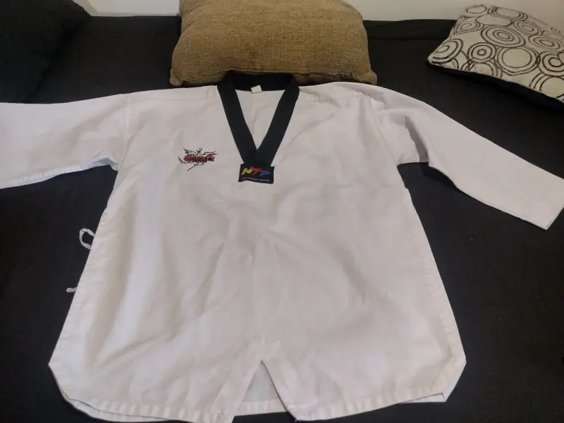 Dobok de Taekwondo con cuello negro