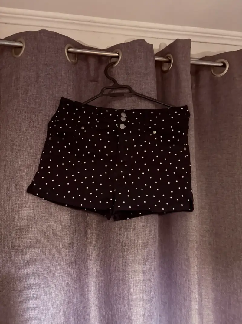 Shorts de mujer estampados en negro y amarillo - 1