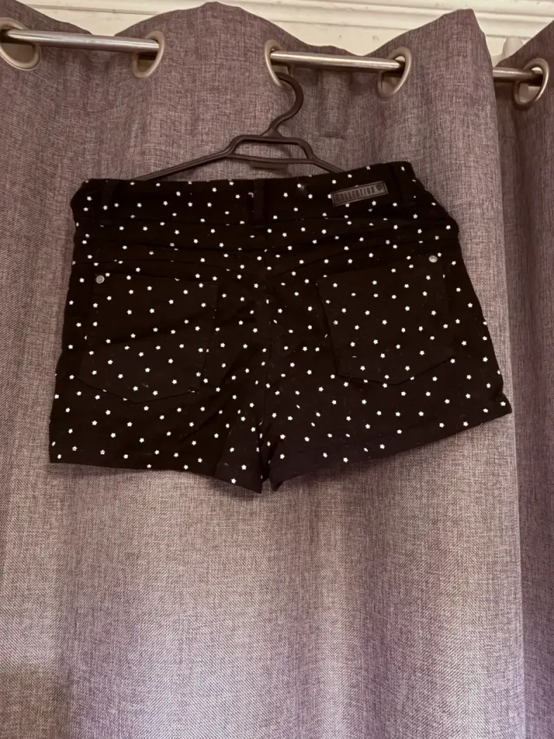 Shorts de mujer estampados en negro y amarillo - 2
