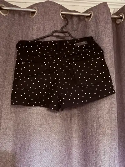 Shorts de mujer estampados en negro y amarillo - miniatura 2