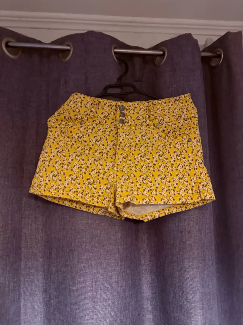 Shorts de mujer estampados en negro y amarillo - 3
