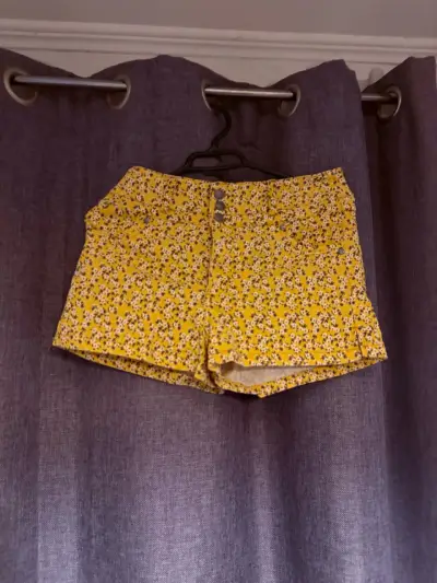 Shorts de mujer estampados en negro y amarillo - miniatura 3
