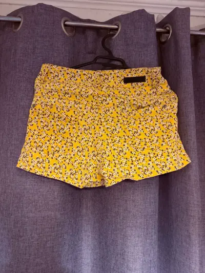 Shorts de mujer estampados en negro y amarillo - miniatura 4