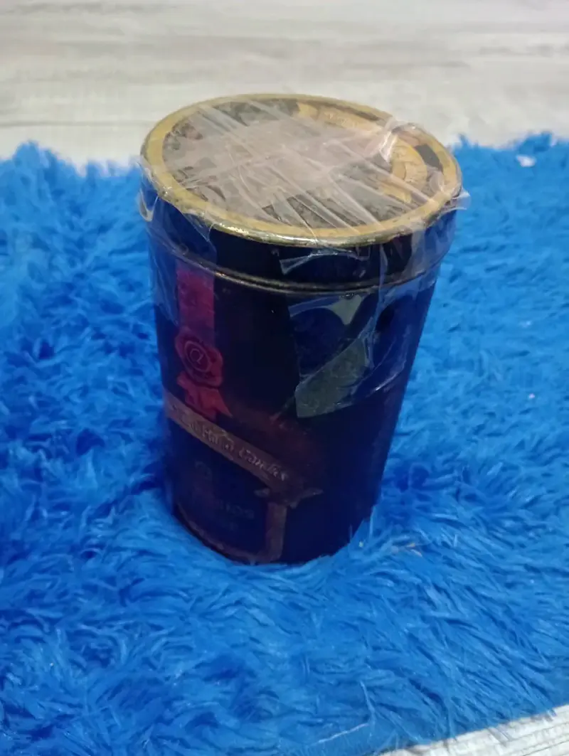 Lata con canicas de vidrio multicolor