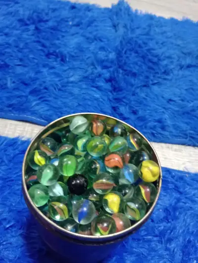 Lata con canicas de vidrio multicolor - miniatura 2