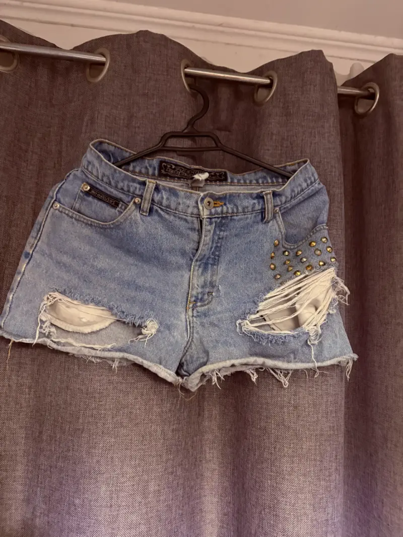 Shorts de mezclilla con tachas y roturas - 1