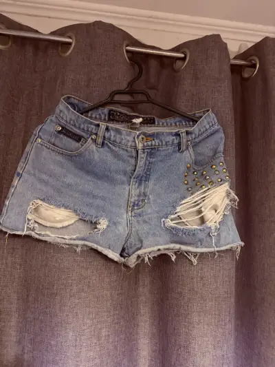 Shorts de mezclilla con tachas y roturas - miniatura 1
