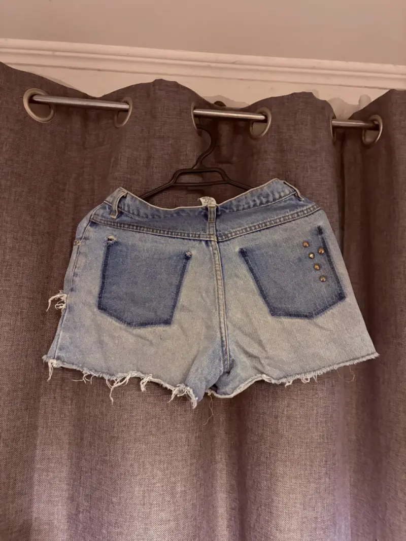 Shorts de mezclilla con tachas y roturas - 2