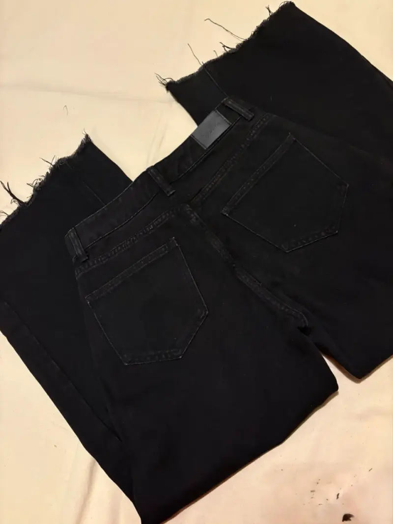 Jeans negros con diseño deshilachado - 1