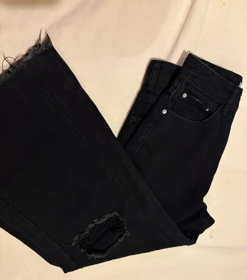 Jeans negros con diseño deshilachado - 2
