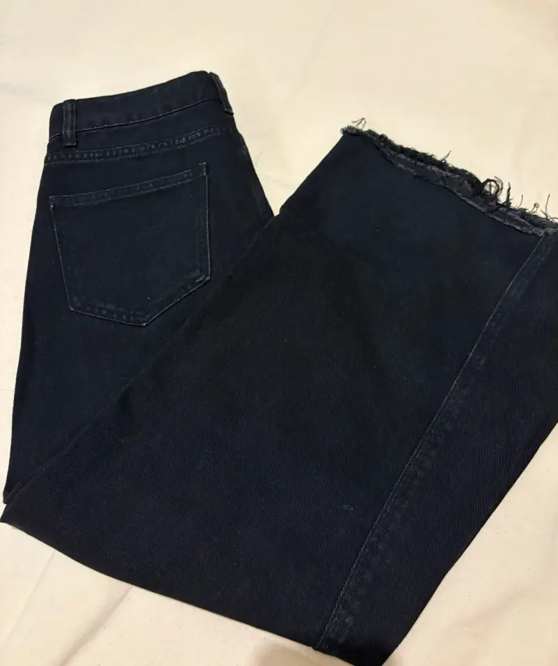 Jeans negros con diseño deshilachado - 3
