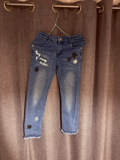 Jeans para niña con diseño de estrellas y frase - miniatura 1