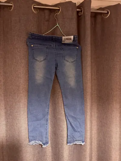 Jeans para niña con diseño de estrellas y frase - miniatura 2