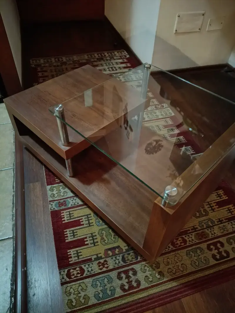 Mesa de centro de madera y vidrio moderna